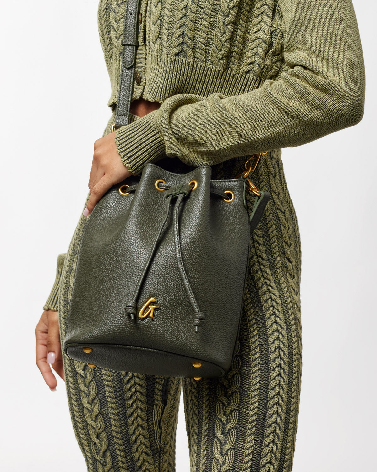 MEDIUM PEBBLE BUCKET BAG - OLIVE GREEN