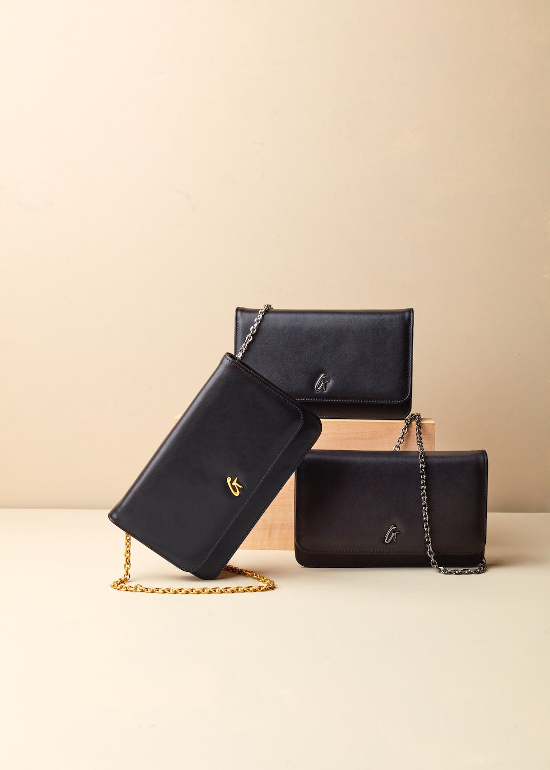 BLACK STANDARD WALLET ON CHAIN-GOLD